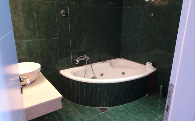 Xemoni Hotel
