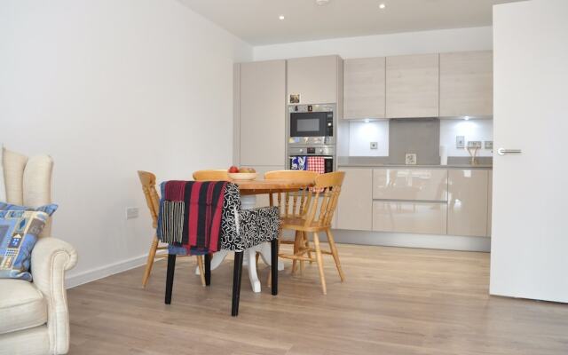East London 2 Bedroom Flat With Balcony