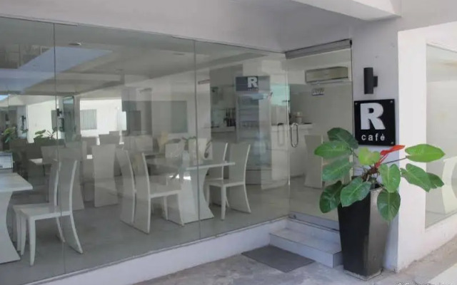 R Suites & Cafe
