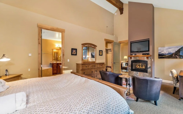 Luxury Retreat at Heavenly by RedAwning