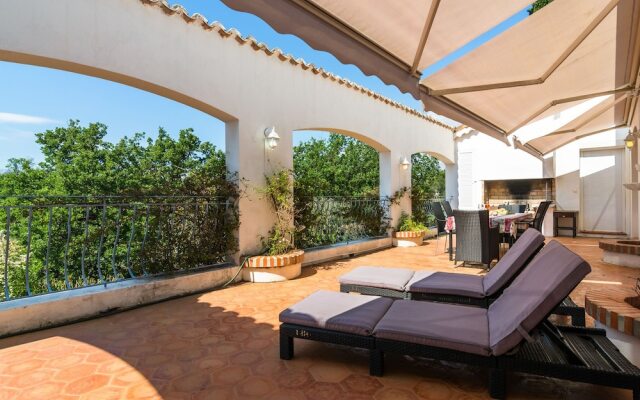Spacious Villa in La Gaude With Swimming Pool