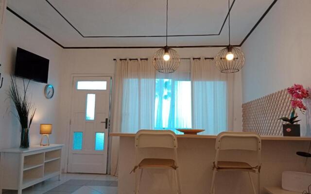 Studio sea front view & pool