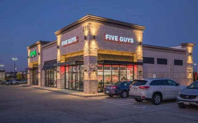 Onsite Gym Pool Fast Wifi More