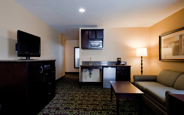 Holiday Inn Express & Suites Woodland Hills by IHG