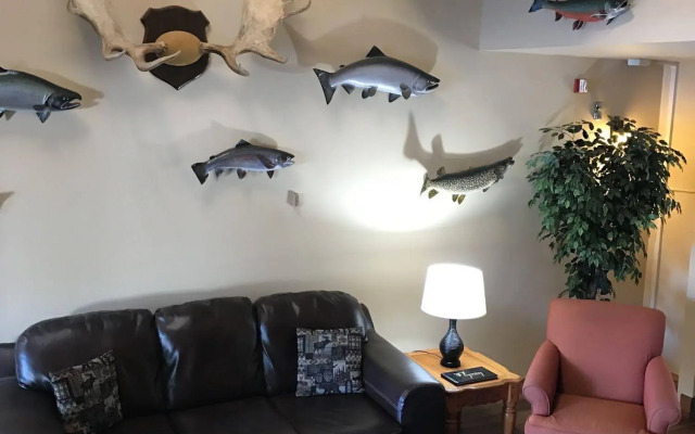 Lakeshore Inn & Suites