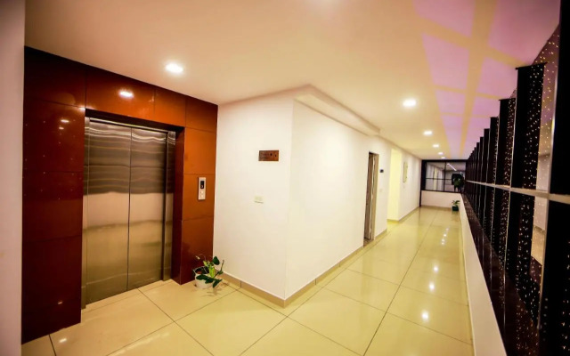 Airport Avenue Plaza