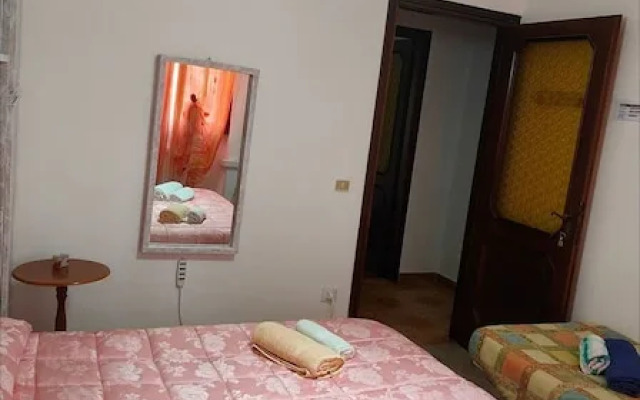 Room in Guest Room - La Palma Queen Room Lapalmarooms