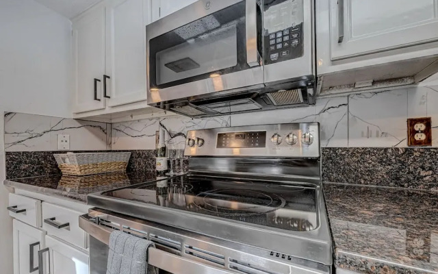 Upscale 1BR Condo in Med Center