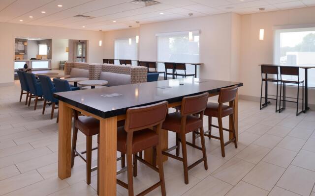 Holiday Inn Express & Suites Omaha - 120th and Maple by IHG