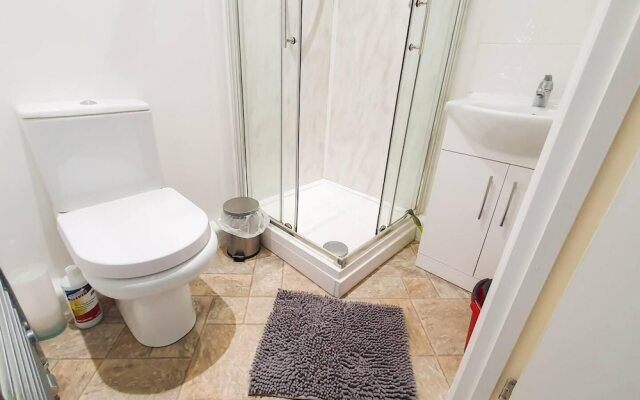 Impeccable 4-bed House in Cheltenham