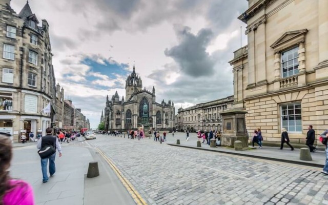 Modern 1-Bed in the Iconic Quartermile Area