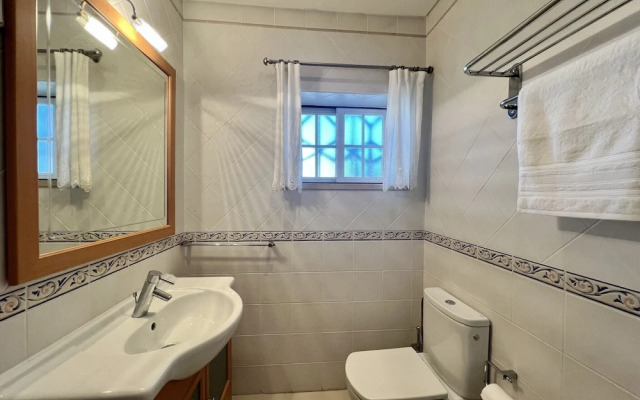Quarteira Classic With Pool by Homing