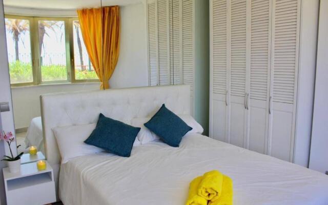 Frontline sea in the center of Puerto Banus.2bedrooms -Garden
