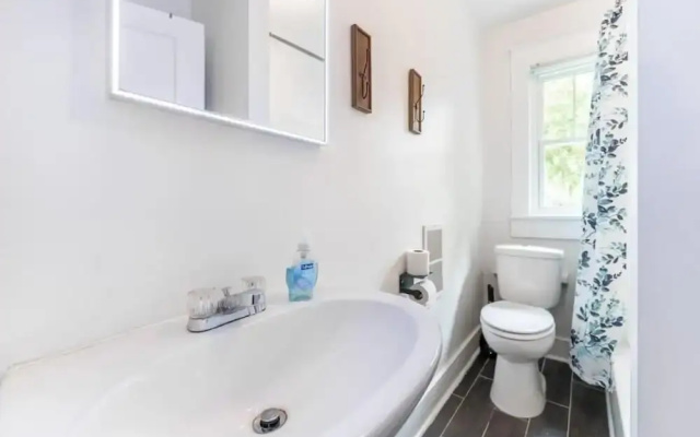 Spacious Duplex for 14 in Downtown