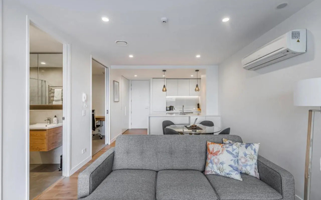 Stylish Apt With Balcony And Full Amenities
