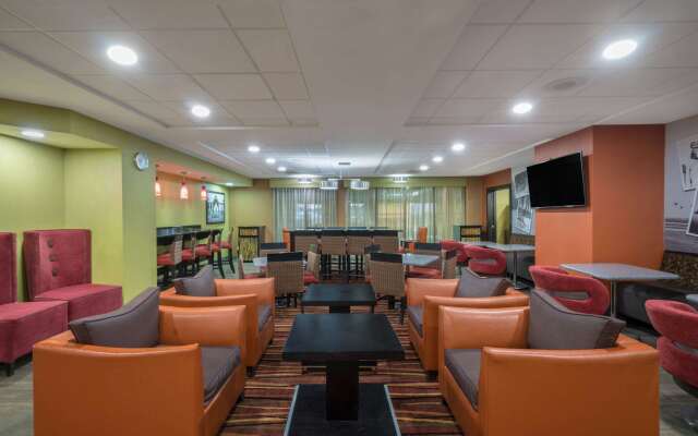 La Quinta Inn & Suites by Wyndham Clarksville