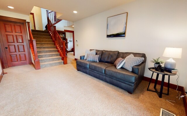 Timbers 15 Private Hot Tub, 2 Car Garage, Washer Dryer, Large Townhouse by RedAwning