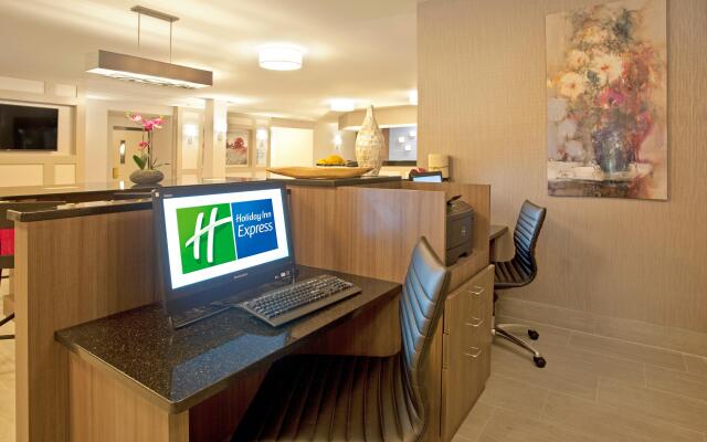 Holiday Inn Express Hotel & Suites Minneapolis-Minnetonka, an IHG Hotel