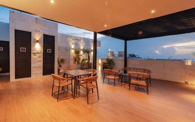 Centrally located gem - sunset views/rooftop pool 2BR/2Bath