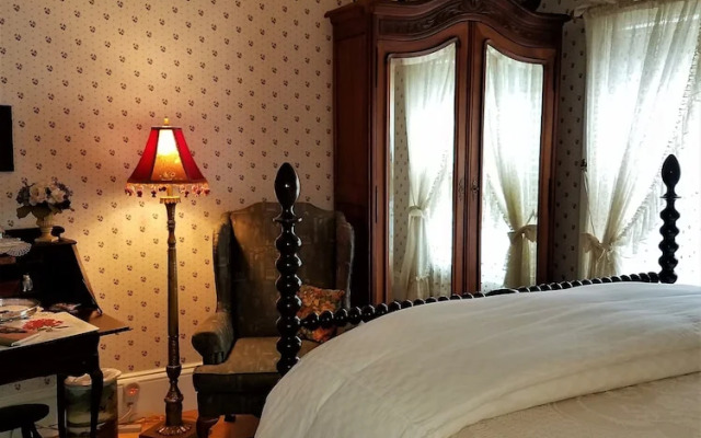 The Jeweled Turret Inn