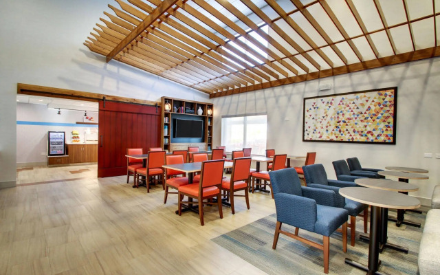 Holiday Inn Express & Suites Aurora - Naperville by IHG