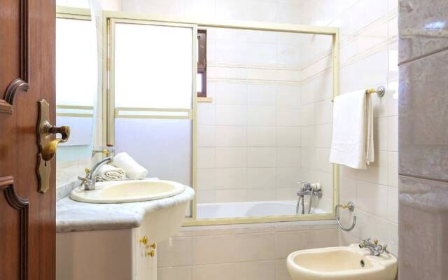Spacious 4 Bedroom Villa, Private Pool, Free air Conditioning and Wifi