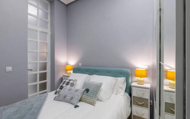 Flaring New Apartment next to Gran Via by Batuecas