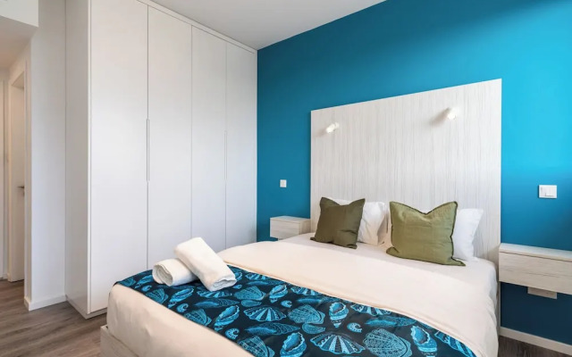 Beachcomber 2-BR Apartment in Larnaca