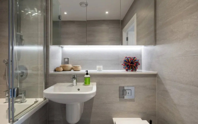 Stylish 2BD With Views of the River Lea