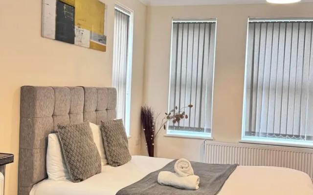 Heathrow Stay 5 Mins to the Terminals