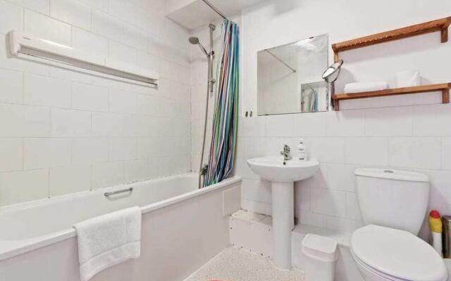 Spacious 2bdr Apt for 4p, Near Trendy Hackney