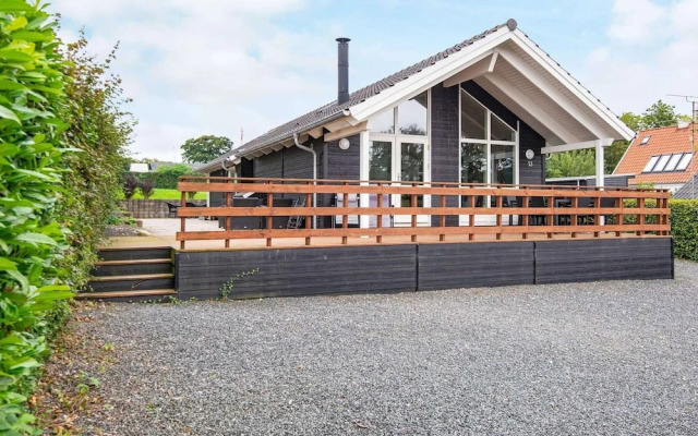 Bright Family Cottage by Kelstrup Beach