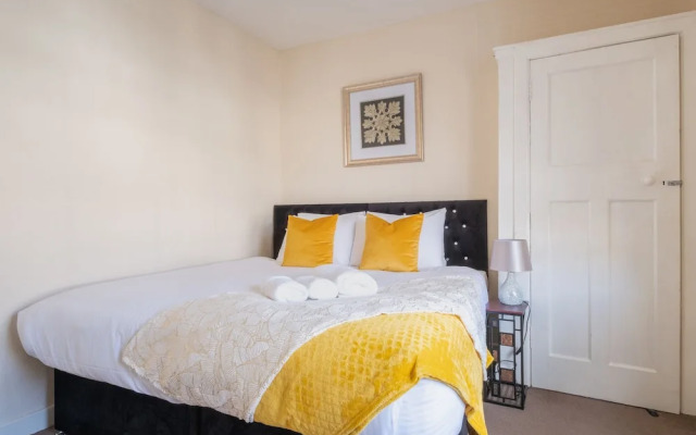 Novelty Suites Froghall Avenue