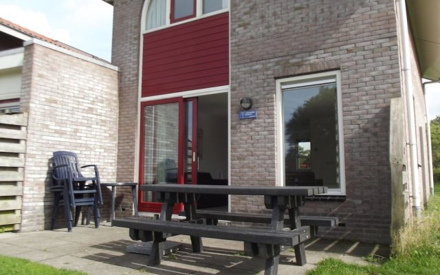 Semi-Detached House with a Dishwasher, Located in Friesland