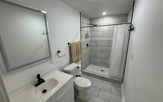 Pet-friendly 2BR Free Parking & Wi-fi