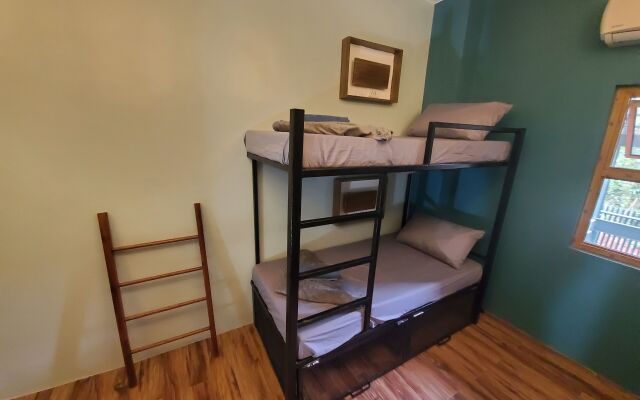 Outpost Hostel - Coron - Adults Only