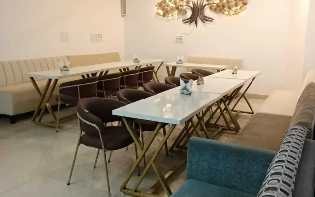 OYO 22115 Hotel D Plaza