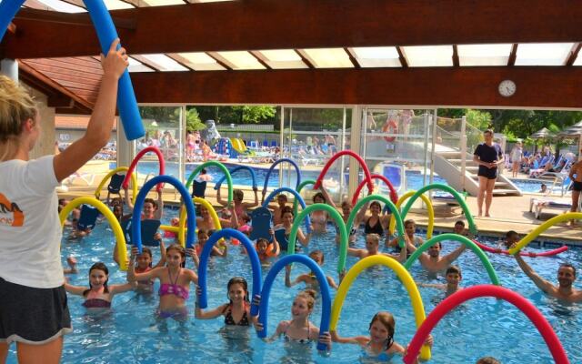 Cozy Mobile Home With Covered Terrace Close to the Beach