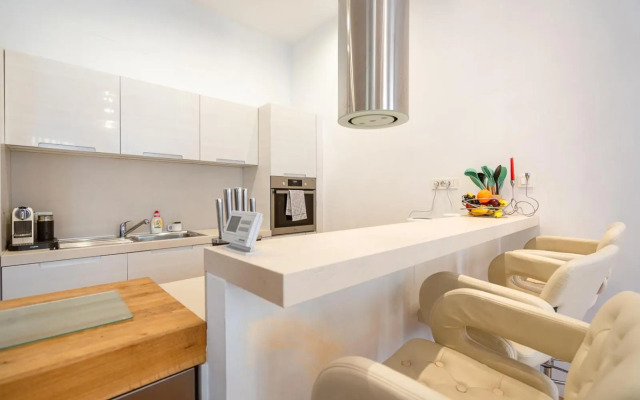 DON'T LOOK any further - Gary's superb apartment