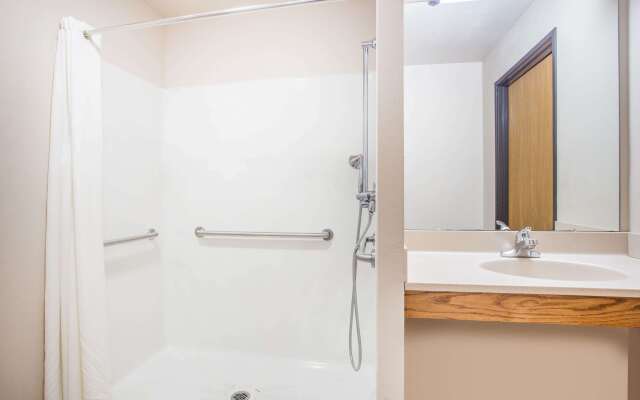 Super 8 by Wyndham Monroe WI