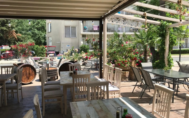 Oleander House And Tennis Club