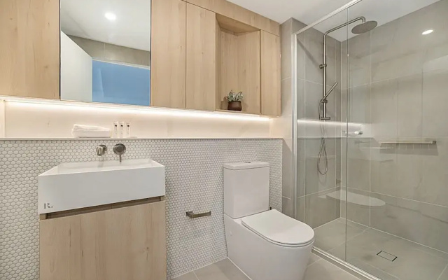 Chic 1-bed With Parking, Gym, Pool & City Views