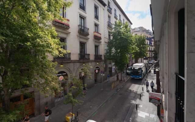 Bright & cosy studio in Puerta del Sol by Allô Housing.