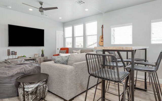 Desert Living 5 Bedroom Home by RedAwning