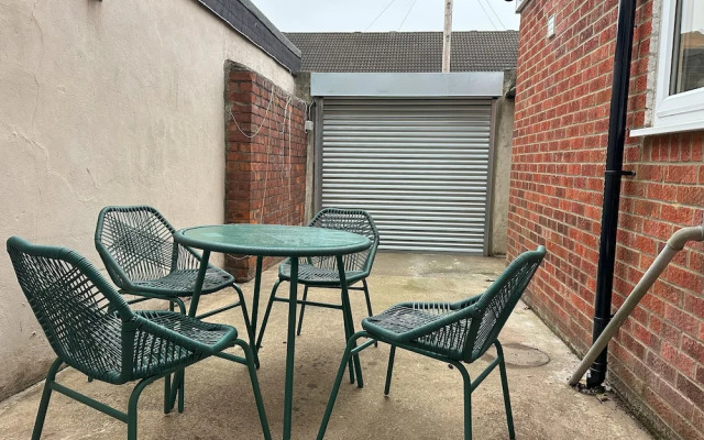 Darlington 4Bd Home: Modern Comfort & Free Parking