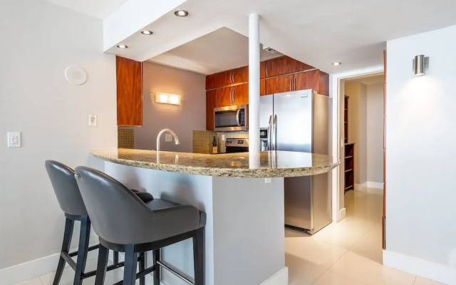Sea-view Romantic Suite Minutes From the Beach