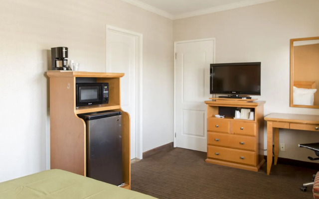 Anaheim Islander Inn and Suites