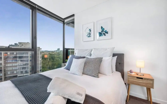 2BR Luxury Skytower CBD Pool Gym Netflix