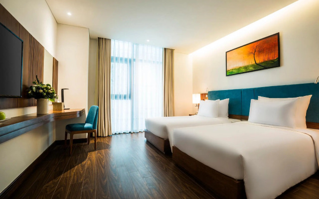 La Beach Hotel