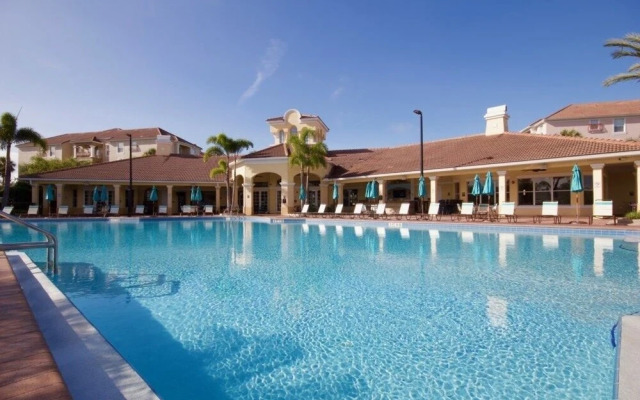 Lakeview Penthouse Elegance 3 Bedroom Condo by RedAwning